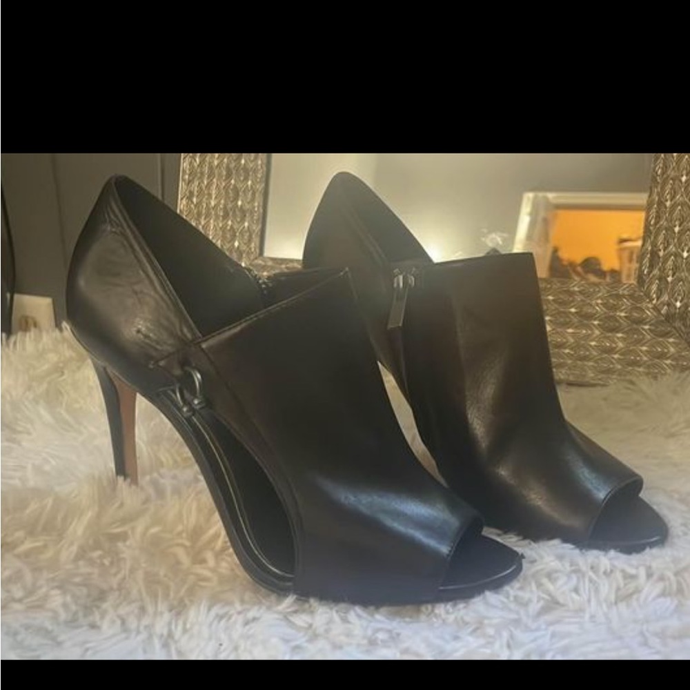 Size 7.5 black elie Tahari heels